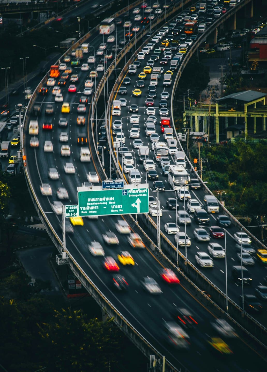 Auto percorrono un'autostrada a più livelli di notte.